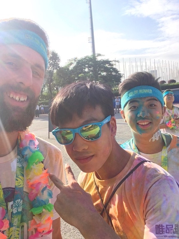 &#x1F1E8;&#x1F1F3; Selfies with Strangers #happiest5k