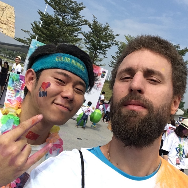 &#x1F1E8;&#x1F1F3; Selfies with Strangers #happiest5k