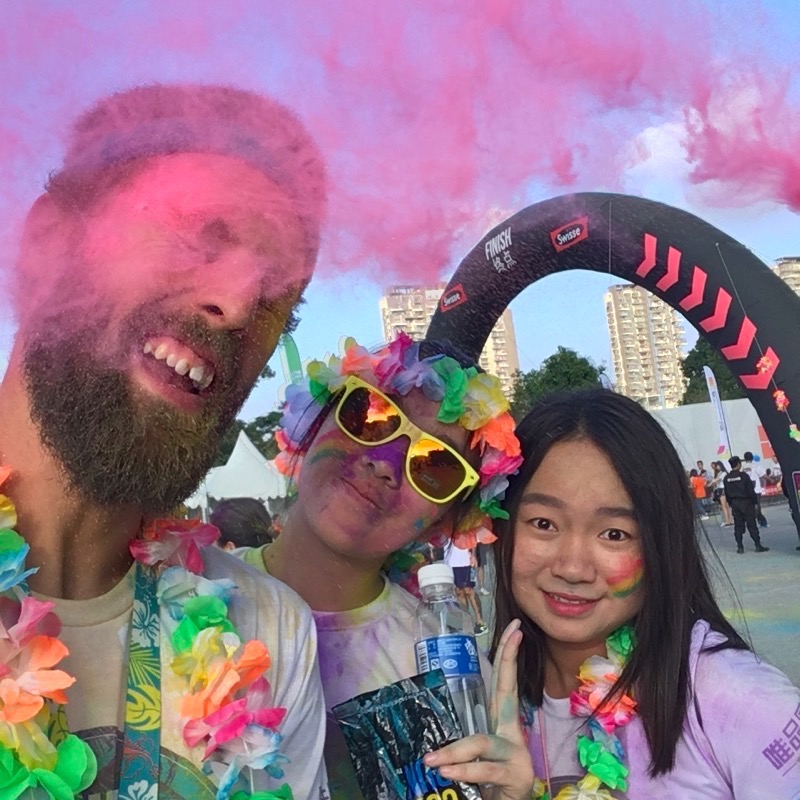 &#x1F1E8;&#x1F1F3; Selfies with Strangers #happiest5k