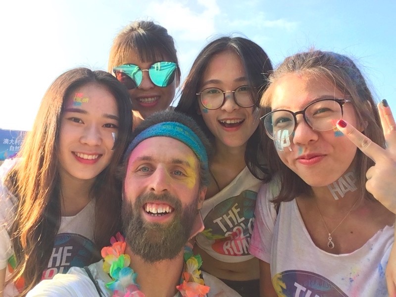 &#x1F1E8;&#x1F1F3; Selfies with Strangers #happiest5k