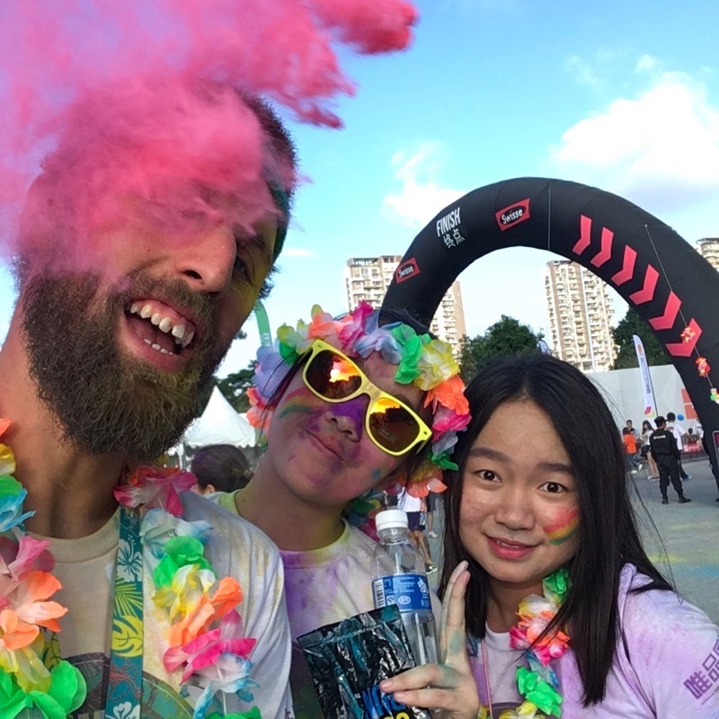 &#x1F1E8;&#x1F1F3; Selfies with Strangers #happiest5k